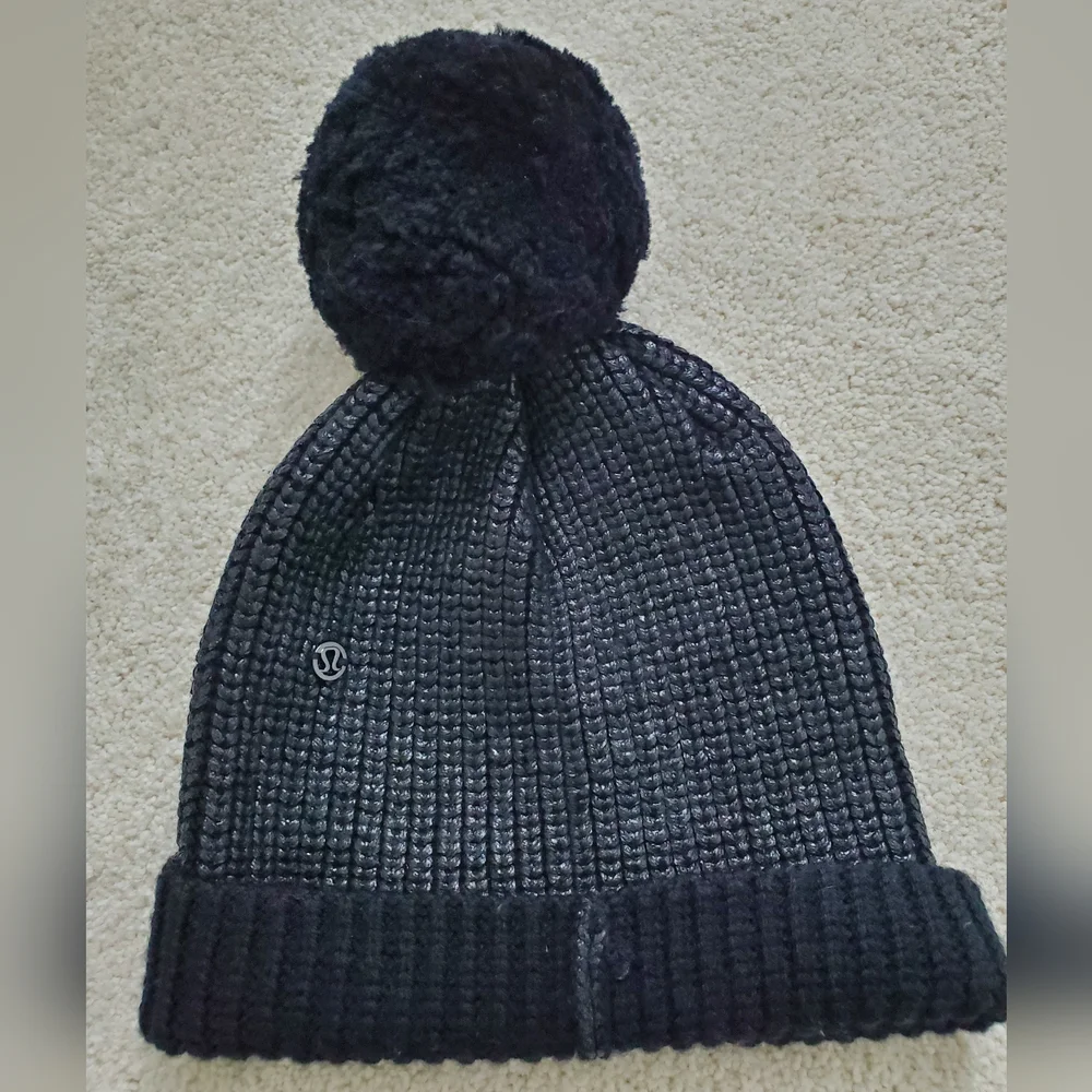 Lululemon All That Shimmers Toque Wool Beanie Winter Pompom Hat in Black
